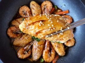 最后关火后撒点芝麻和香菜开吃吧~