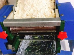 醒好的面絮放入电动压面机中，启动电动压面机，压成面片！（第一道面片可能不是特别完整，没事的，反复多压几次就好了！）