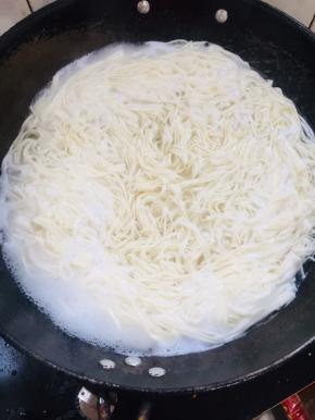 水开后放入面条煮熟！