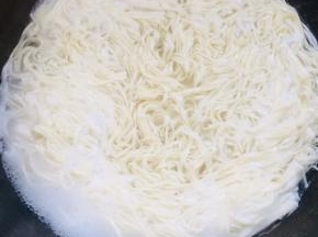 水开后放入面条煮熟！