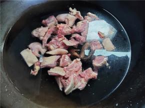 将鸭肉冷水下锅，焯水。