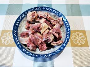 三分之一只鸭子，剁成块，洗去表面血水。