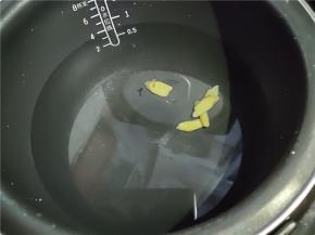 同时电饭锅放入适量水，加几片姜，先开始煮水，不需要煮开，有点热就行。我家是三个人，一般煮汤就是饭碗5碗水，两顿的量。