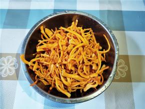 新鲜虫草花水里浸泡三五分钟，洗干净，摘掉末端的菌根，不新鲜的菌丝。