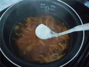 在煮汤程序结束前二三十分钟的时候，加入一小勺盐，搅拌几下，继续煮到结束就好了。太早加盐，肉容易煮得比较柴。