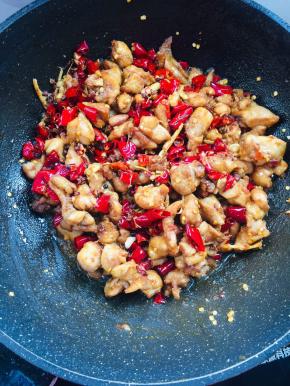 放入炸好的鸡块儿翻炒片刻！