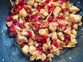 放入炸好的鸡块儿翻炒片刻！