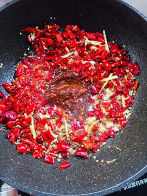 放入一勺郫县豆瓣酱炒出红油！