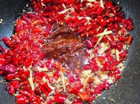 放入一勺郫县豆瓣酱炒出红油！