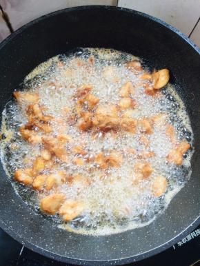 炸好的鸡块儿倒进油锅里再复炸一次！捞出控干油份备用！