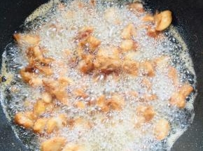 炸好的鸡块儿倒进油锅里再复炸一次！捞出控干油份备用！