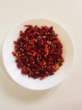 提前泡好的干辣椒切成段备用！（干辣椒提前泡一下可以去除辣椒上的灰尘，也可以让干辣椒在炸的过程中不会糊掉！）