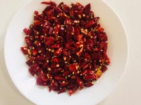 提前泡好的干辣椒切成段备用！（干辣椒提前泡一下可以去除辣椒上的灰尘，也可以让干辣椒在炸的过程中不会糊掉！）