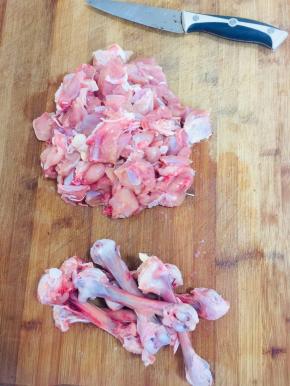 鸡腿洗净，去骨！切成小块儿备用！（去掉的骨头不要扔，焯水后放适量的清水煮开，小火慢炖一个小时加入少许盐和鸡精调味做成高汤，煮面条特别鲜美！）