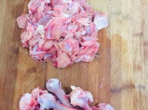 鸡腿洗净，去骨！切成小块儿备用！（去掉的骨头不要扔，焯水后放适量的清水煮开，小火慢炖一个小时加入少许盐和鸡精调味做成高汤，煮面条特别鲜美！）