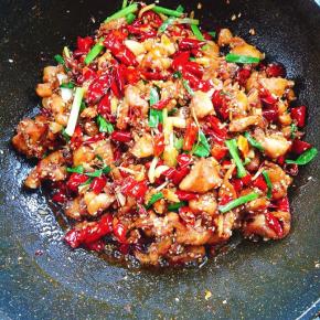 起锅前放入适量的鸡精和白芝麻翻炒均匀即可！