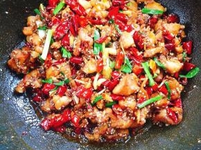 起锅前放入适量的鸡精和白芝麻翻炒均匀即可！