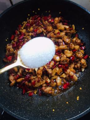 放入一勺糖翻炒均匀！