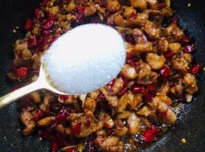 放入一勺糖翻炒均匀！