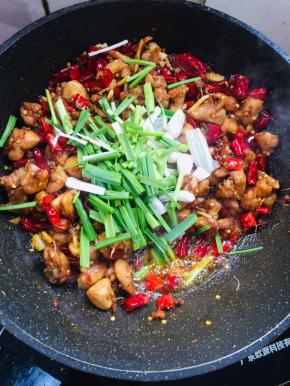 放入蒜苗段翻炒均匀！