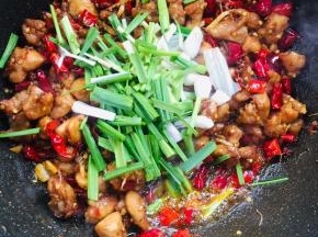 放入蒜苗段翻炒均匀！