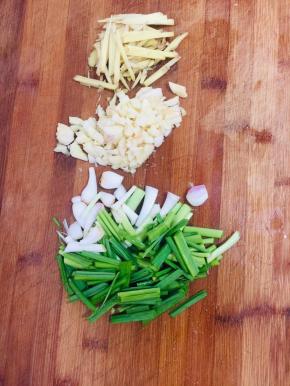 生姜洗净切成丝，蒜瓣拍碎，蒜苗切成段备用！