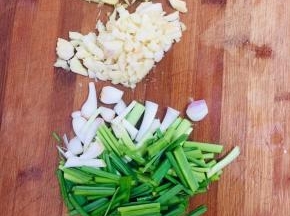 生姜洗净切成丝，蒜瓣拍碎，蒜苗切成段备用！