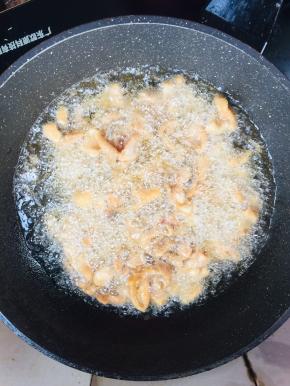 油温8成热放入腌制好的鸡块下锅炸！