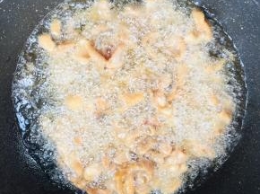 油温8成热放入腌制好的鸡块下锅炸！