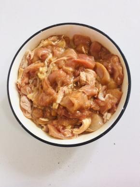 鸡肉中放入2勺生抽，一勺料酒，半勺盐，半勺胡椒粉，一个蛋黄，一勺玉米淀粉拌匀腌制30分钟！