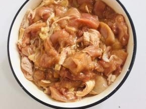 鸡肉中放入2勺生抽，一勺料酒，半勺盐，半勺胡椒粉，一个蛋黄，一勺玉米淀粉拌匀腌制30分钟！