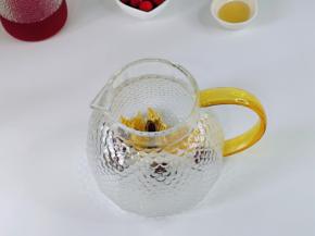 首先将玫瑰花与菊花放入茶壶中。