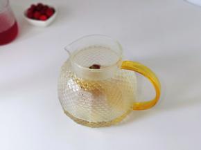 加入一杯开水，水量可以自己掌握，总之将菊花与玫瑰花泡开即可。