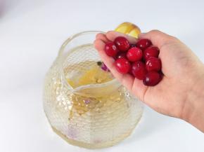 加入洗干净的新鲜蔓越莓。