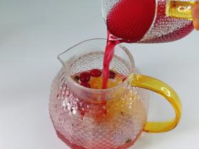 再倒入蔓越莓果汁。