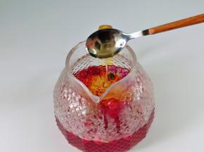 最后加入蜂蜜，蜂蜜的量可以根据个人喜好来增减，这个量的甜度适合我们饮用。