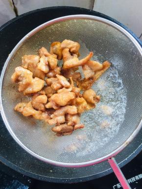 炸5分钟左右，鸡块金黄色即可捞出！