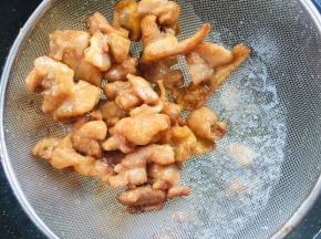 炸5分钟左右，鸡块金黄色即可捞出！