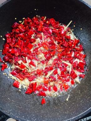 起锅烧油，放入生姜，花椒，蒜瓣，干辣椒爆香！