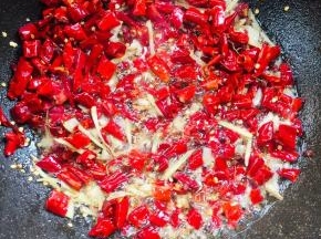起锅烧油，放入生姜，花椒，蒜瓣，干辣椒爆香！