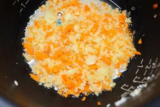 上面盖上土豆跟胡萝卜碎 按煮饭键