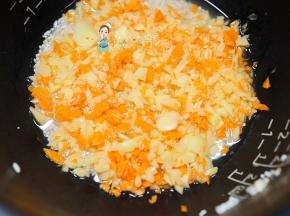 上面盖上土豆跟胡萝卜碎 按煮饭键