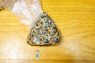 用一个袋子把饭团捏紧然后做成一个三角形