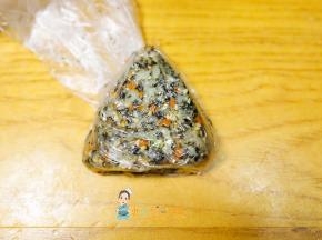 用一个袋子把饭团捏紧然后做成一个三角形