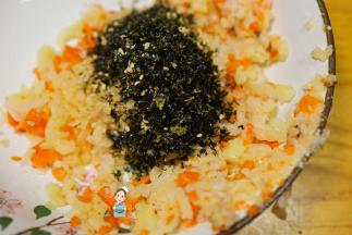 这个是拌饭料有紫菜、白芝麻跟虾皮粉可以很好的调节味道让饭团更好吃