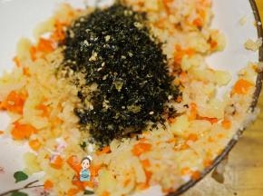 这个是拌饭料有紫菜、白芝麻跟虾皮粉可以很好的调节味道让饭团更好吃