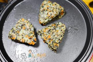 平底锅刷一点植物油 小火两面煎至金黄色