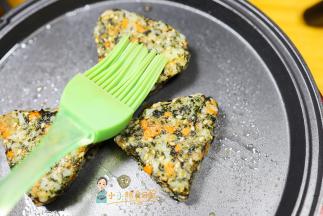 饭团上刷一点酱油糖调味即可