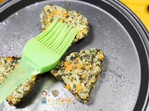 饭团上刷一点酱油糖调味即可