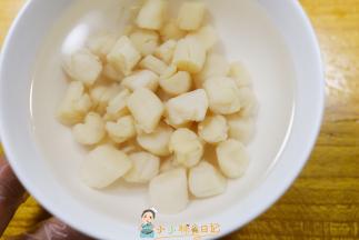 姜切片放入水里加入干贝泡发一夜